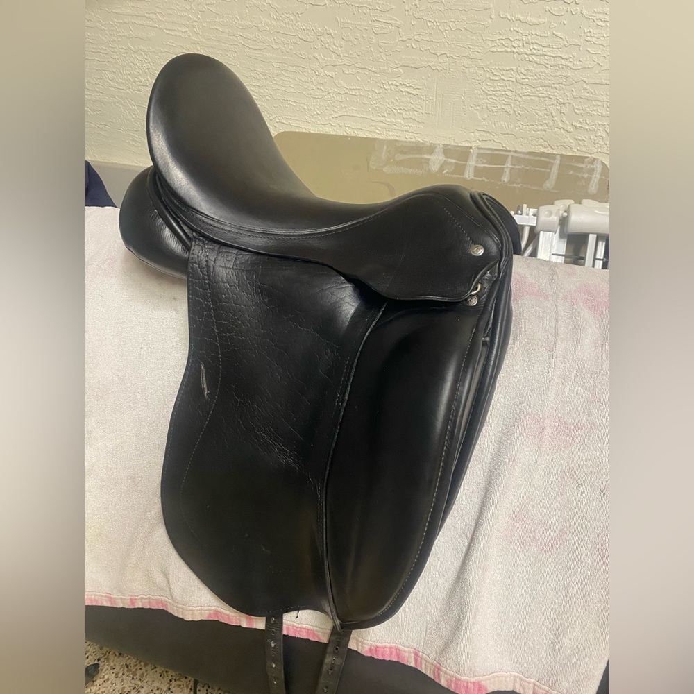 Used 18inch Custom Laguana Dressage Saddle with Buffalo leather flaps.